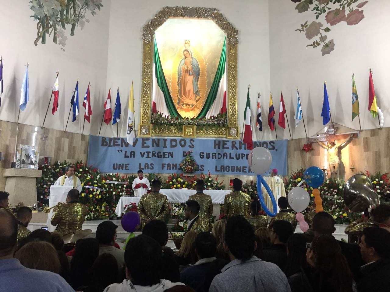 Con júbilo. Un grupo musical acompañó a los fieles para entonar las tradicionales ‘Mañanitas’ a la Virgen Morena. (Ramón Sotomayor Covarrubias)