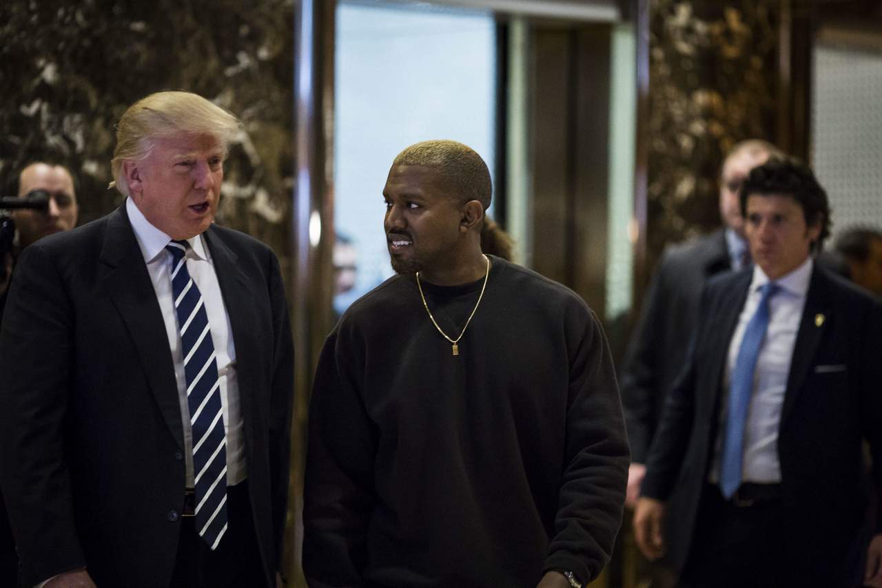 El cantante estadounidense Kanye West (d) posa con el presidente electo Donald Trump (i) tras su encuentro en la Trump Tower en Nueva York. (EFE)
