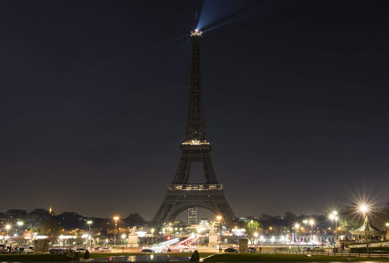 “Esta medida simbólica, en un monumento observado en el mundo entero, busca interpelar una vez más a la comunidad internacional sobre la urgencia de actuar”, explicó el ayuntamiento de París en un comunicado. (EFE)