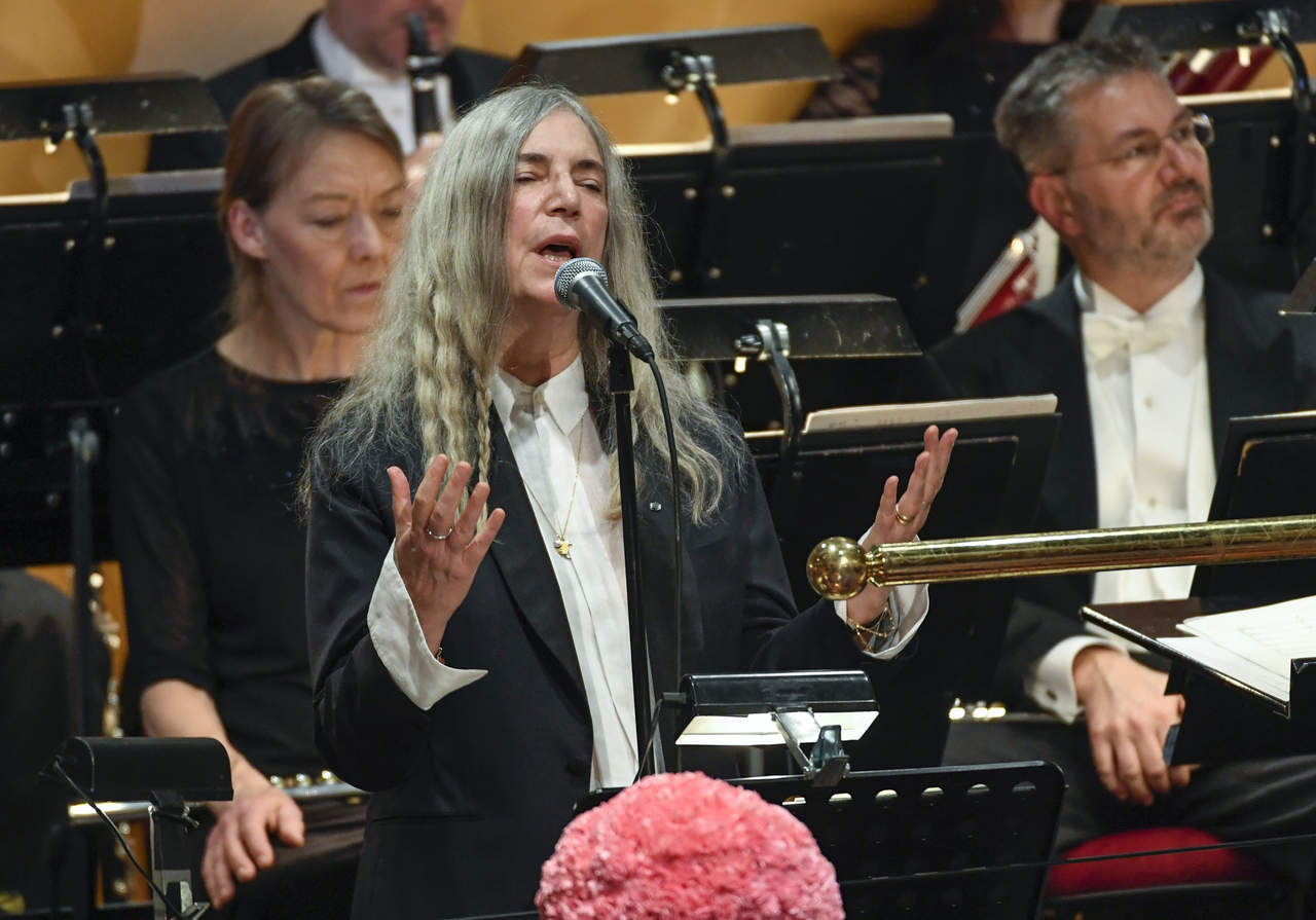 Smith dejó de cantar durante su presentación en la Sala de Conciertos de Estocolmo el 10 de diciembre y le pidió a la orquesta que retomaran la canción en la parte donde la había interrumpido. (ARCHIVO)