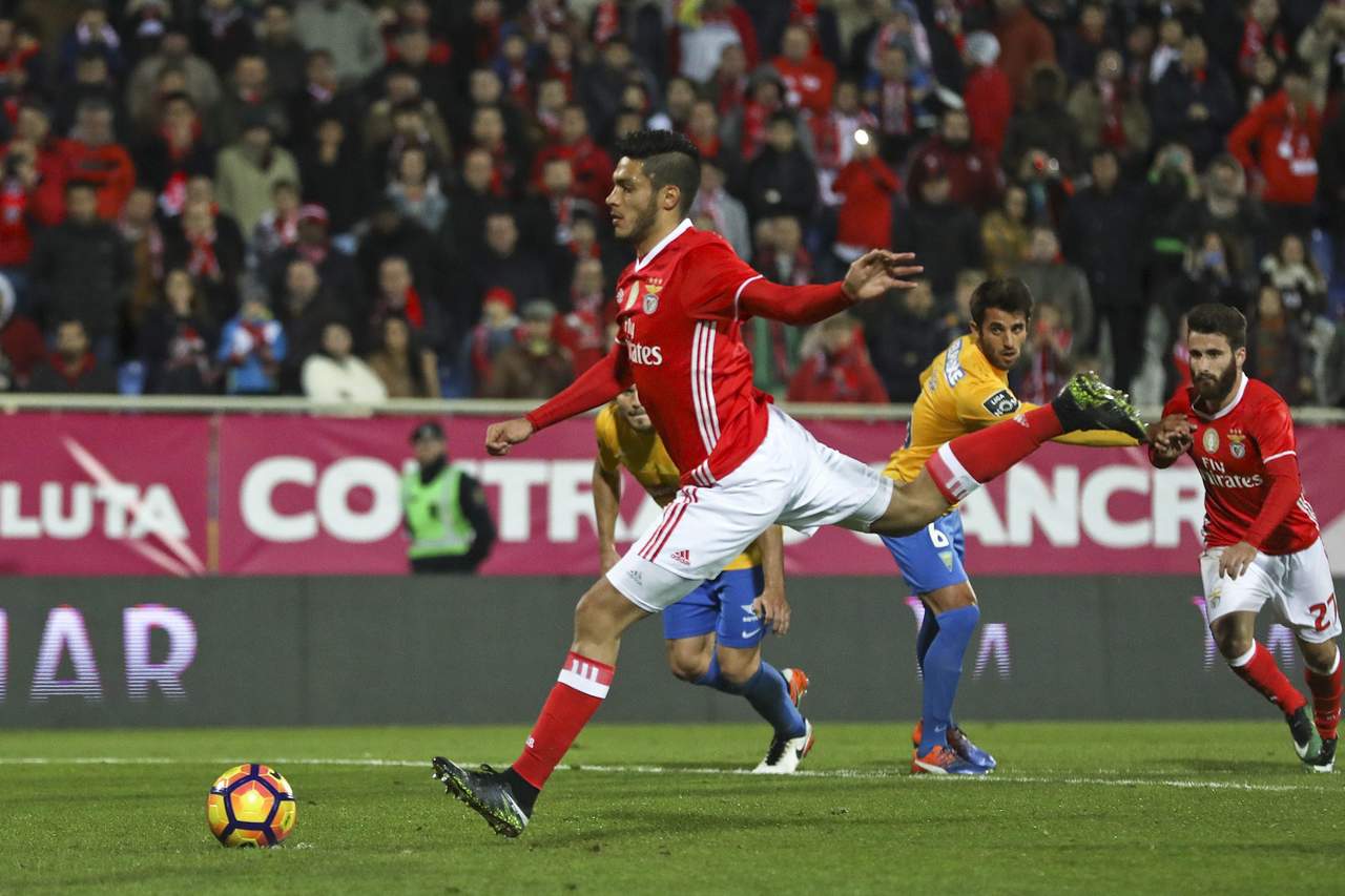 Con un penal anotado por Raúl Jiménez, el Benfica derrotó 1-0 a Estoril. (EFE)