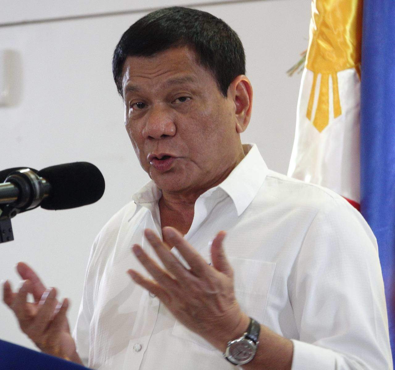 Duterte dijo que no presionará a China. 