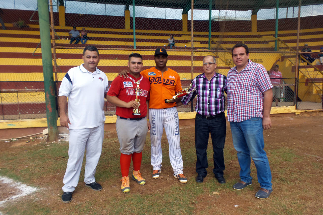 El cubano Odannis Montero (centro) tuvo un excepcional desempeño en Liga Peninsular y se quedó cerca de la triple corona de bateo. (Especial)