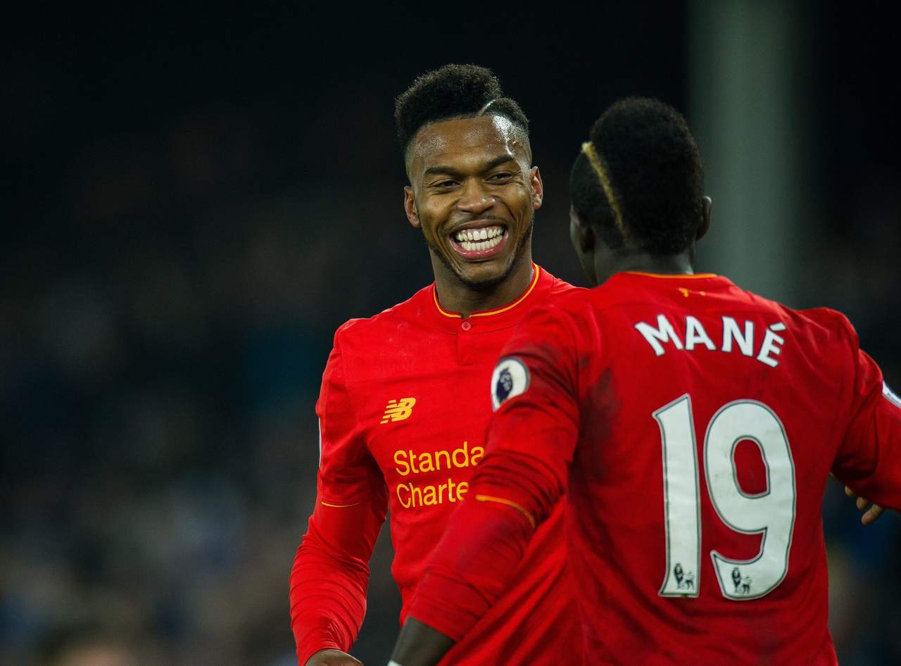 Sadio Mane (d) celebra con su compañero Daniel Sturridge (i) del Liverpool FC tras anotar el gol del triunfo. (EFE)