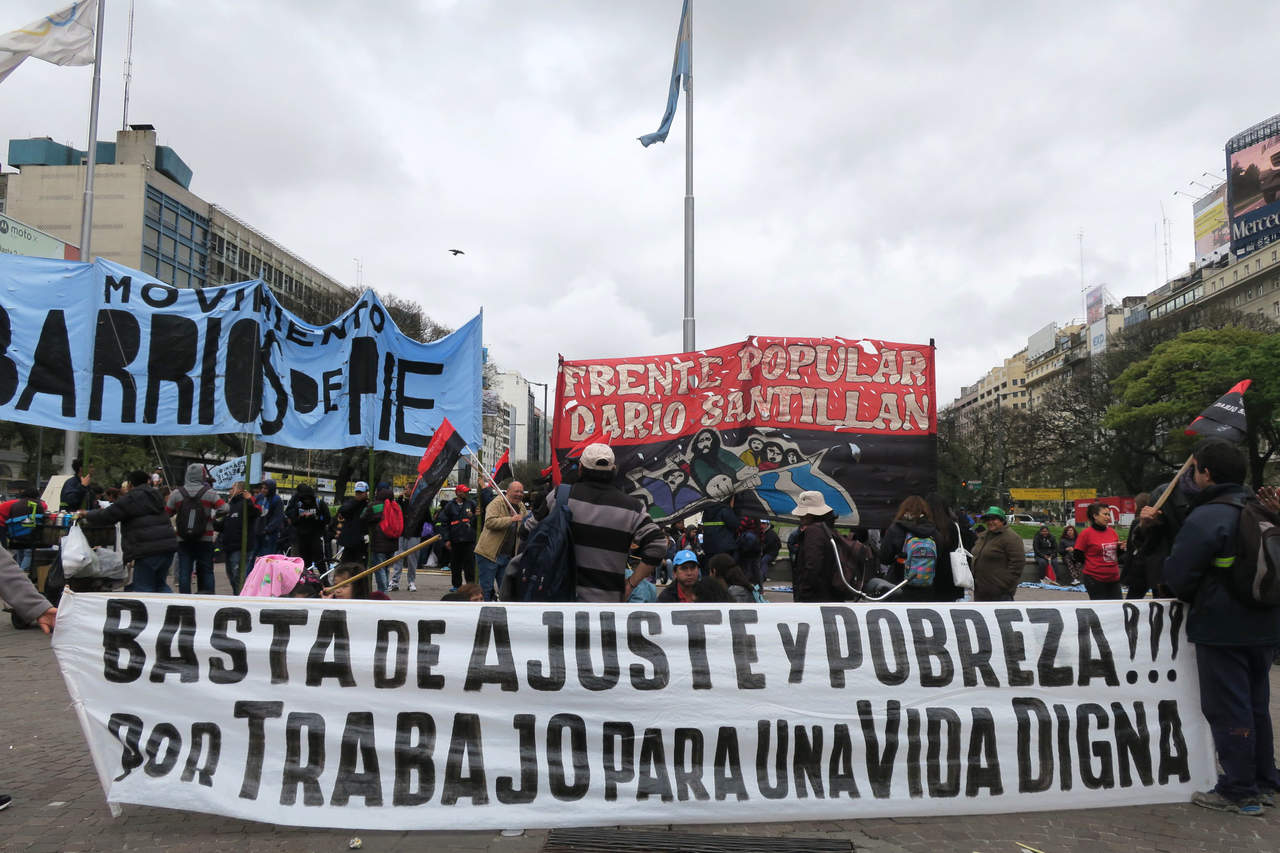 La crisis económica, que detonó con la creación del denominado 'corralito' bancario, provocó también saqueos a supermercados y, ante las distintas movilizaciones populares, el entonces presidente decretó el 19 de diciembre el estado de sitio. (ARCHIVO)