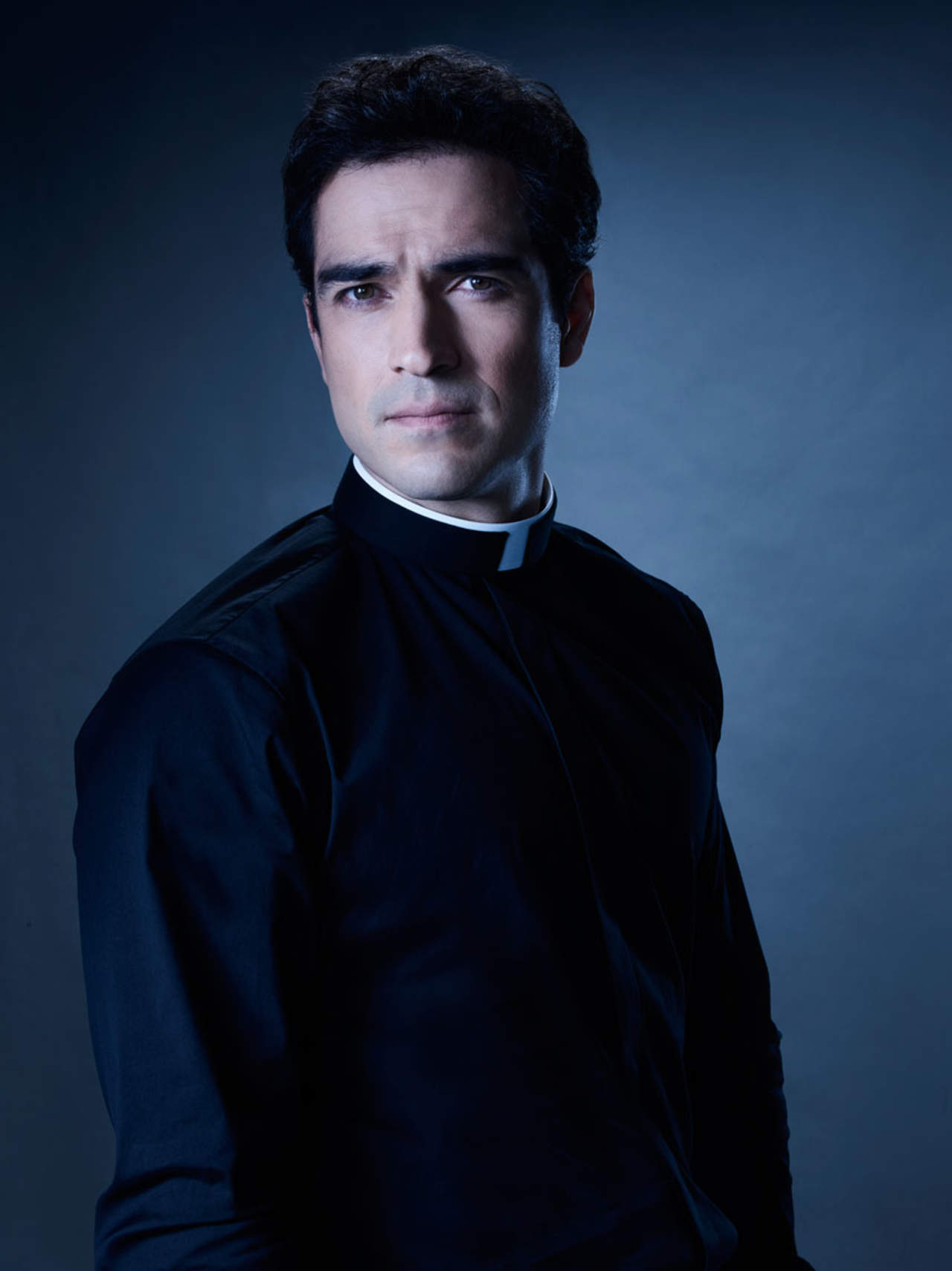 Alfonso Herrera es protagonista de la serie El Exorcista. (ARCHIVO)