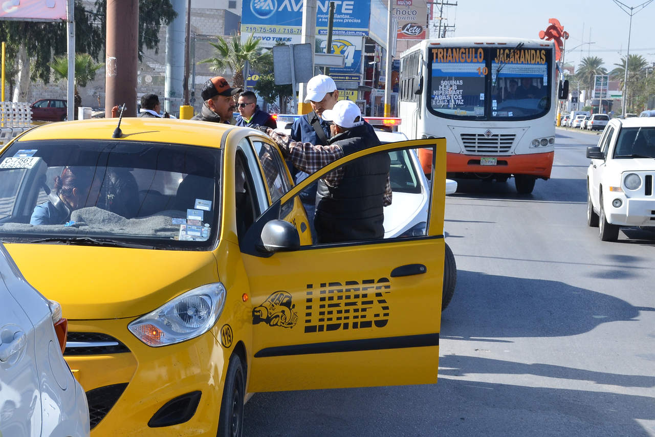 Los vehículos son retirados con grúa y enviados al corralón municipal. (FERNANDO COMPEÁN) 