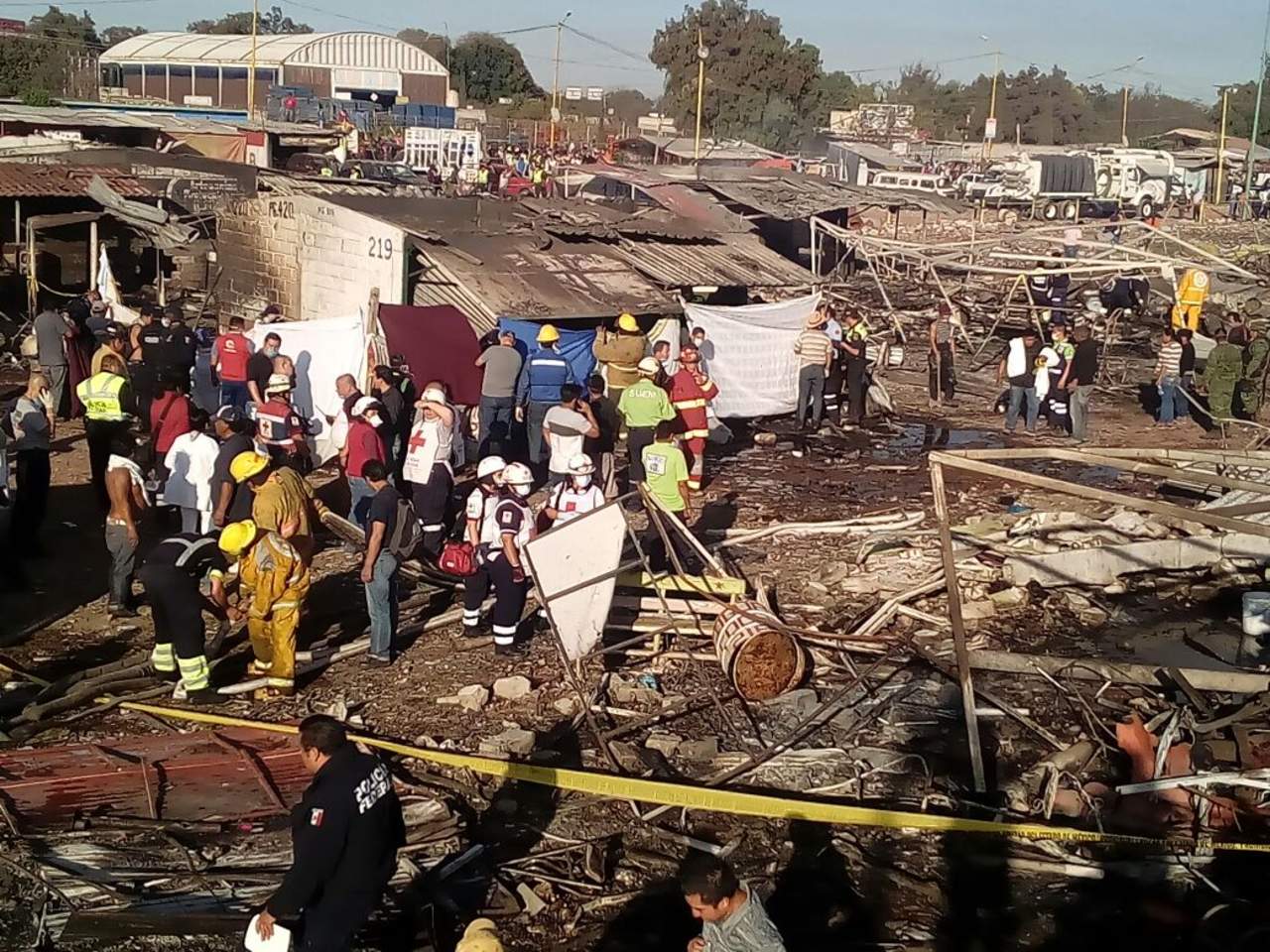 La explosión se registró en un mercado de pirotecnia de San Pablito, en Tultepec, Estado de México. (TWITTER)