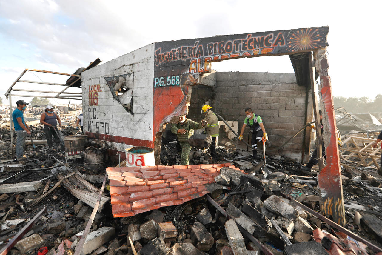 Tragedia. Bomberos, Protección Civil y vecinos al mercado de San Pablito, acudieron a rescatar a los heridos de la explosión.