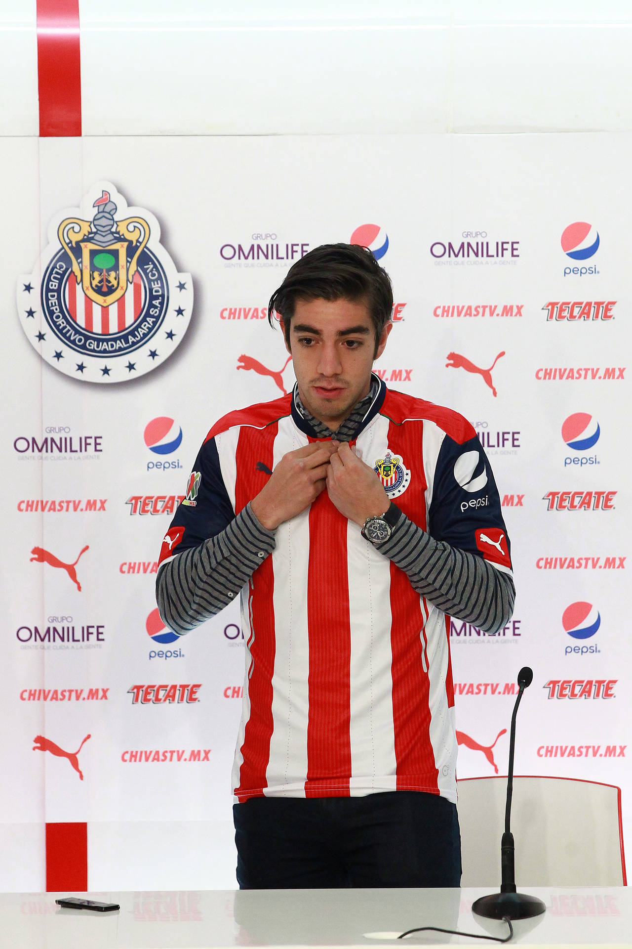 La playera de Chivas dejó de contar con marcas en la parte frontal. 