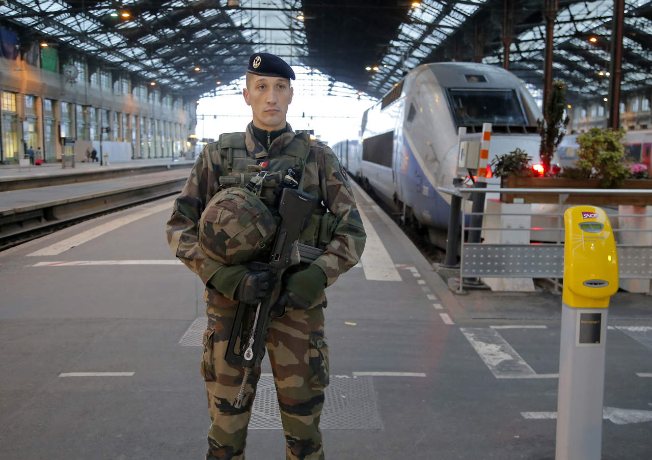 Los policías destacados dentro de los trenes tienen prerrogativas especiales, como registrar las maletas, y están apoyados por perros detectores de explosivos o de armas. (AP)