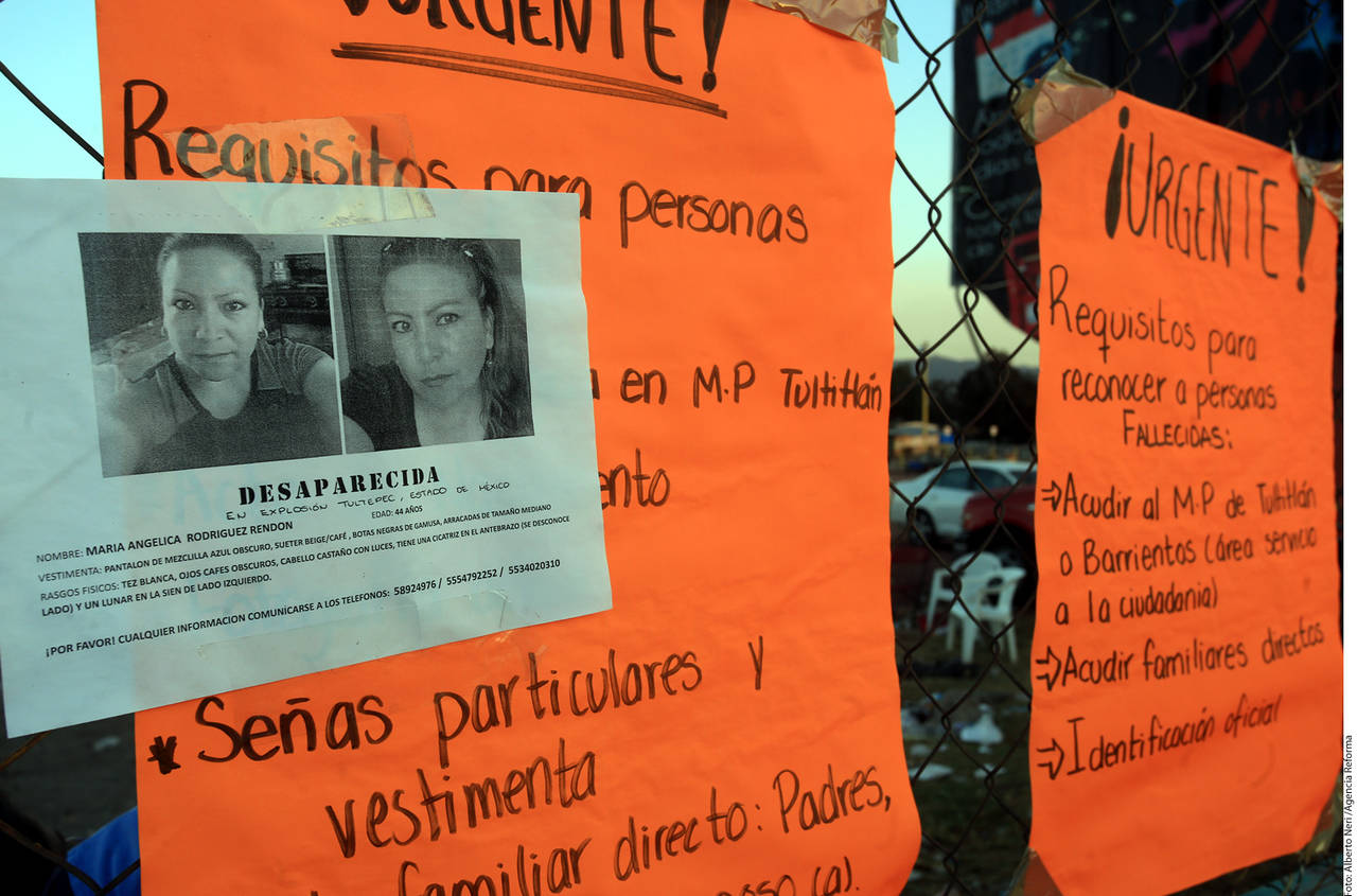En espera. Familiares de personas desaparecidas colocaron carteles en la zona.