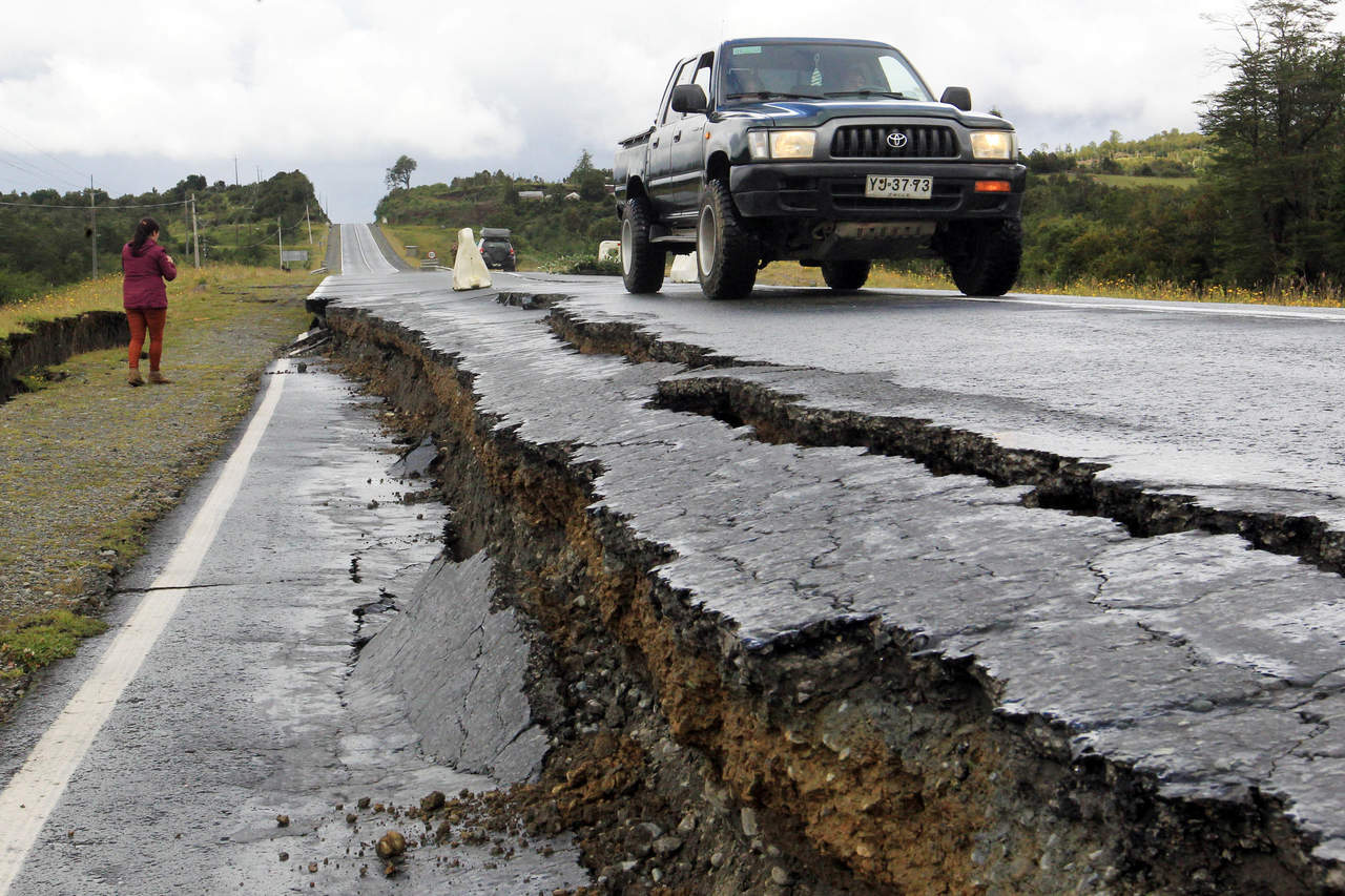 Descartaron que se hayan producido víctimas fatales producto del terremoto, el que dejó daños en caminos de las regiones de Los Lagos y Aysén. (EFE)
