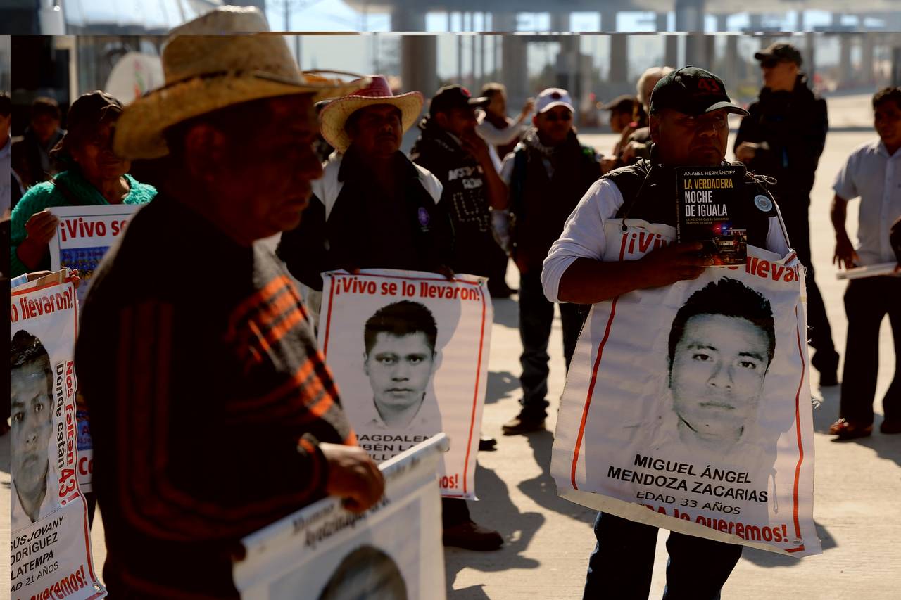 Manifestación. Estudiantes y padres de los 43 jóvenes desaparecidos de Ayotzinapa se manifiestan  en una caseta de peaje en Ciudad de México.