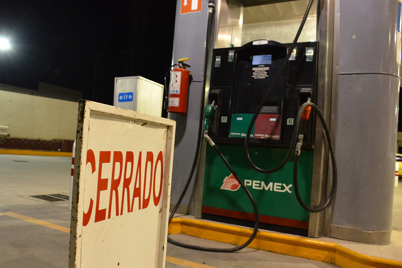 Explicó que la estación de servicio número 6463, localizada en Diagonal Las Fuentes y Rodríguez Triana, se quedó sin producto ayer por error de la propia gasolinera, que no solicitó más combustible. (EL SIGLO DE TORREÓN)