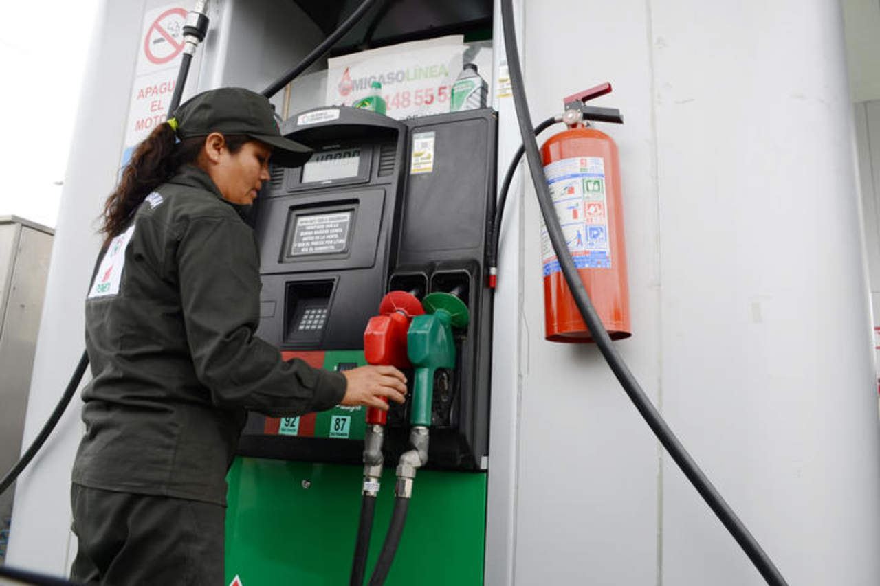 Los precios solo estarán vigentes hasta la noche del 31 de diciembre, pues a partir del 01 de enero de 2017 se registrará un incremento mayor en el costo de los combustibles. (ARCHIVO)
