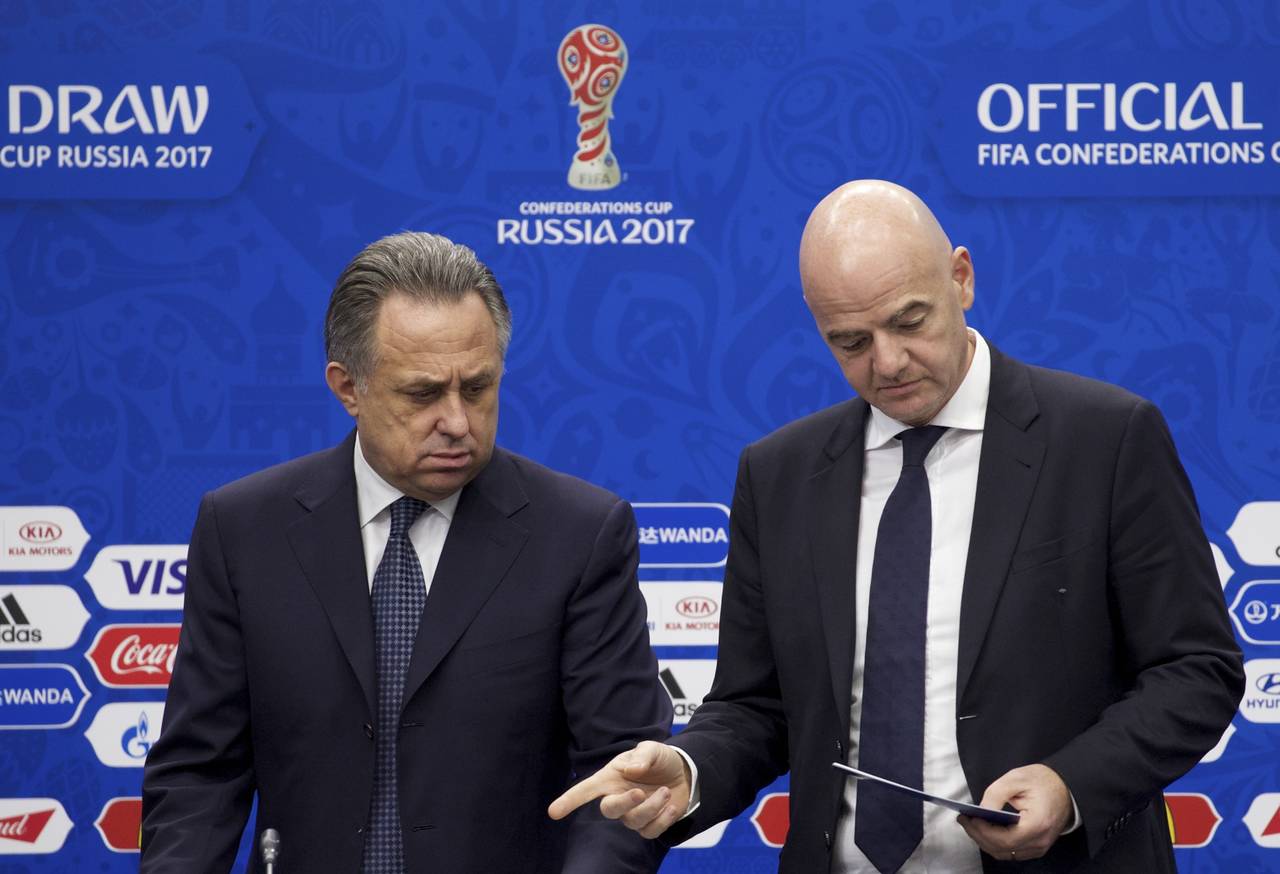 El presidente de la FIFA, Gianni Infantino y Vitaly Mutko (i) quien ha sido acusado de ocultar casos de dopaje en la liga rusa. (Archivo)