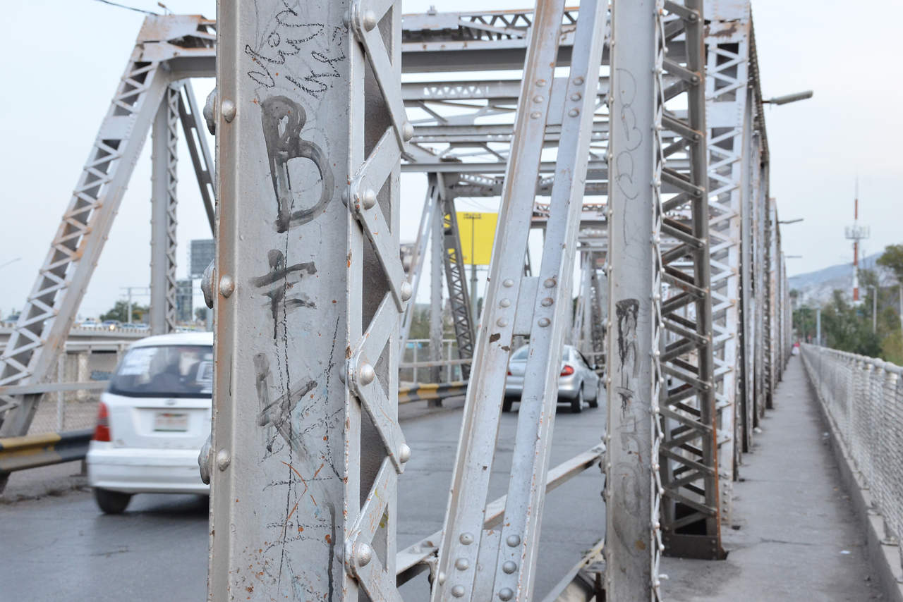 Grafiti. En diversas partes, el puente ha sido grafiteado, por lo que ciudadanos se comunicaron a la redacción de este medio para solicitar su limpieza. (Fernando Compeán)