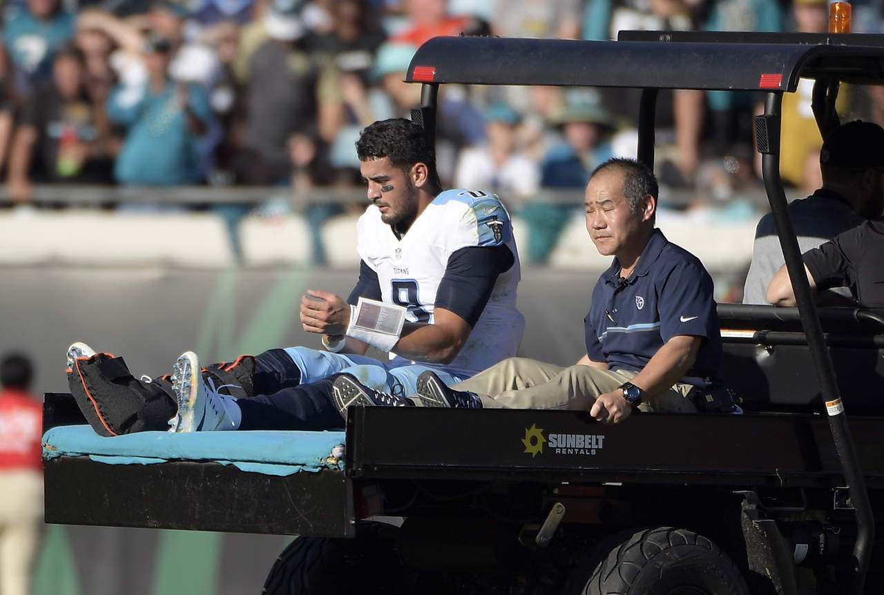 Marcus Mariota se lesionó en el juego de la semana 16 ante los Jaguars de Jacksonville. (AP)