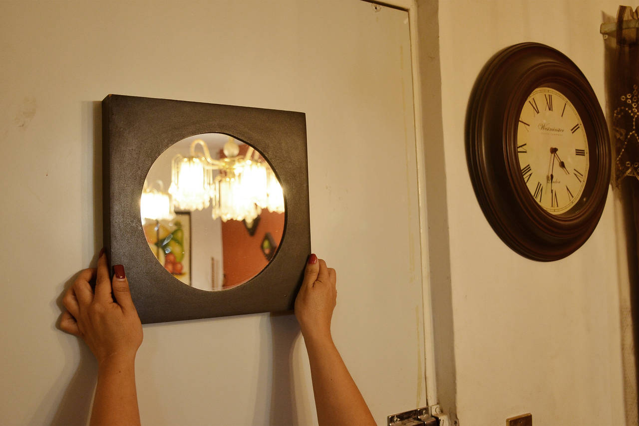Buena vibra. Colgar un espejo detrás de la puerta alejará a las personas negativas. (EL SIGLO DE TORREÓN)