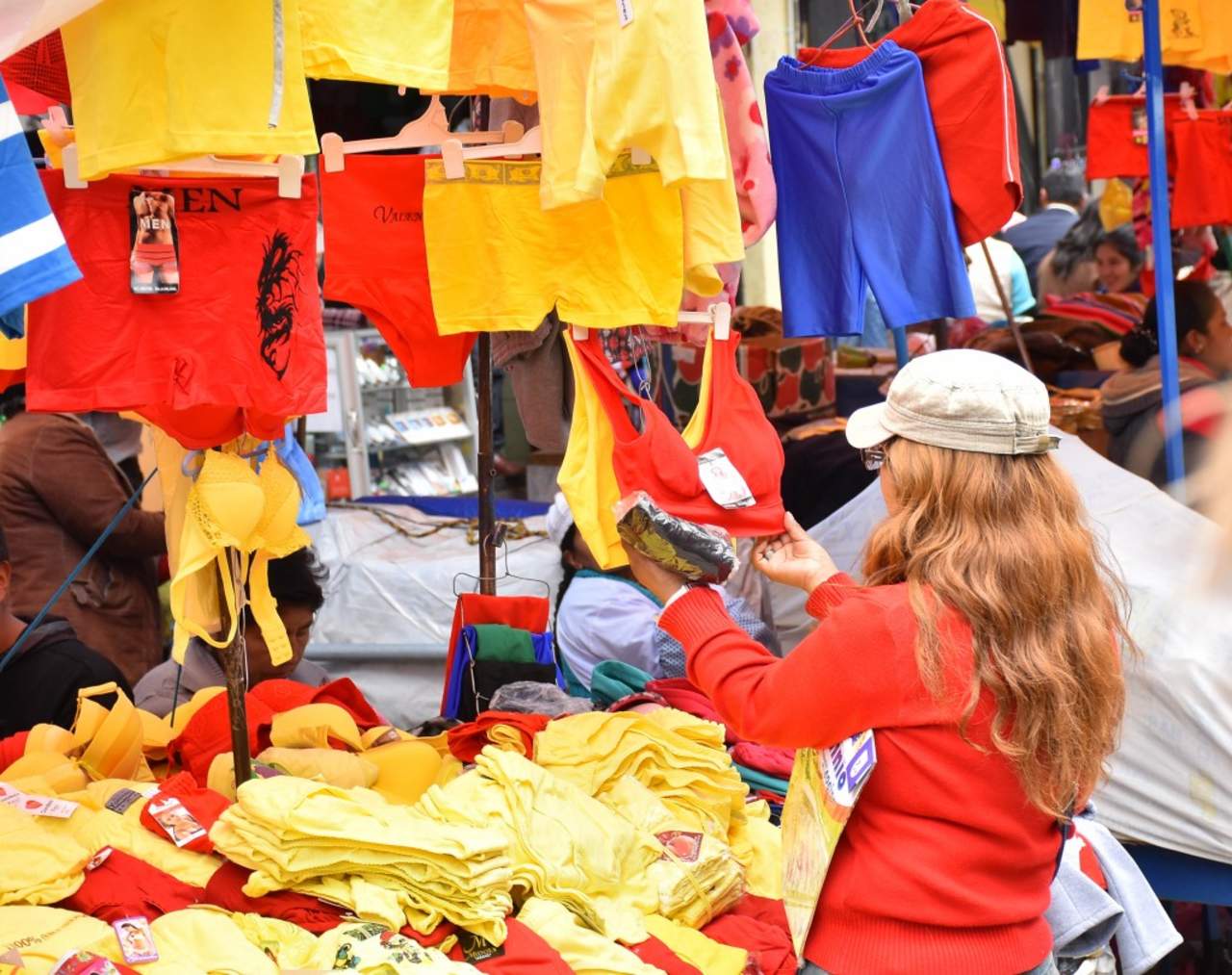 La ropa interior más popular, la de color amarillo y rojo.