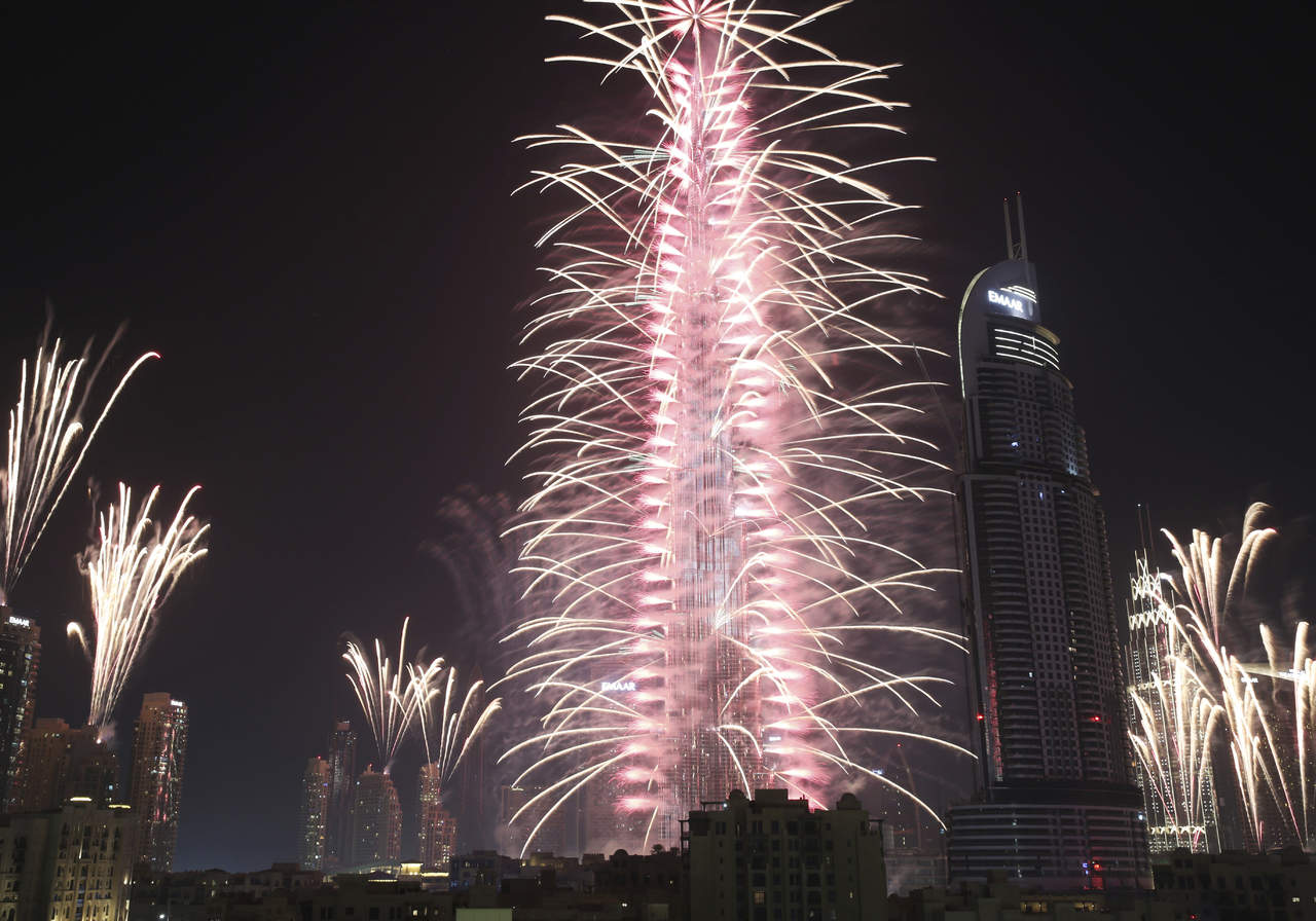 
Celebración de altura. Juegos pirotécnicos ilumnian la noche en el   Burj Khalifa, el edificio más alto del mundo.