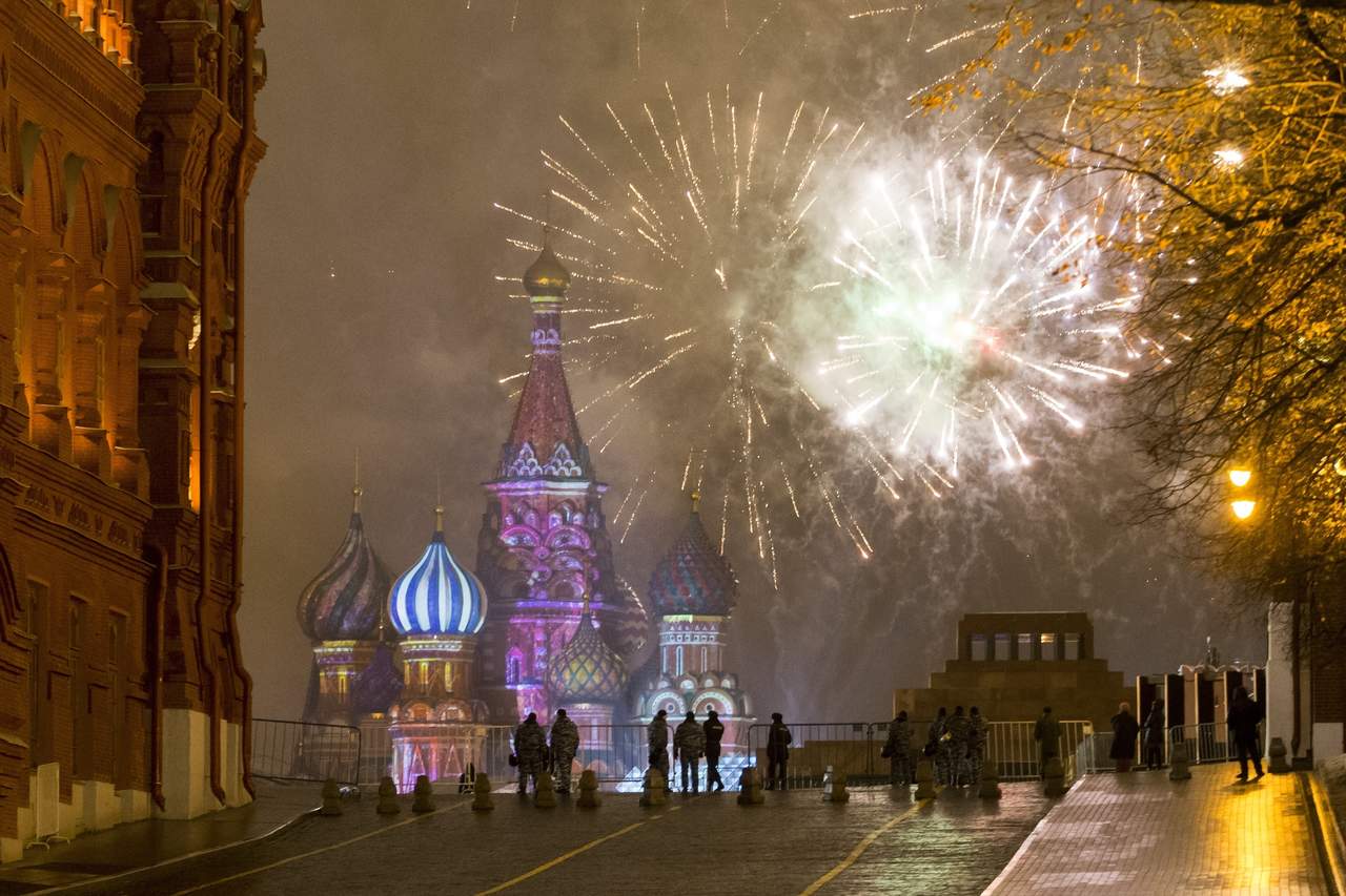 Esperanzas. Los rusos recibieron el 2017, con la tradicional celebración en la Plaza Roja y el Kremlin.
