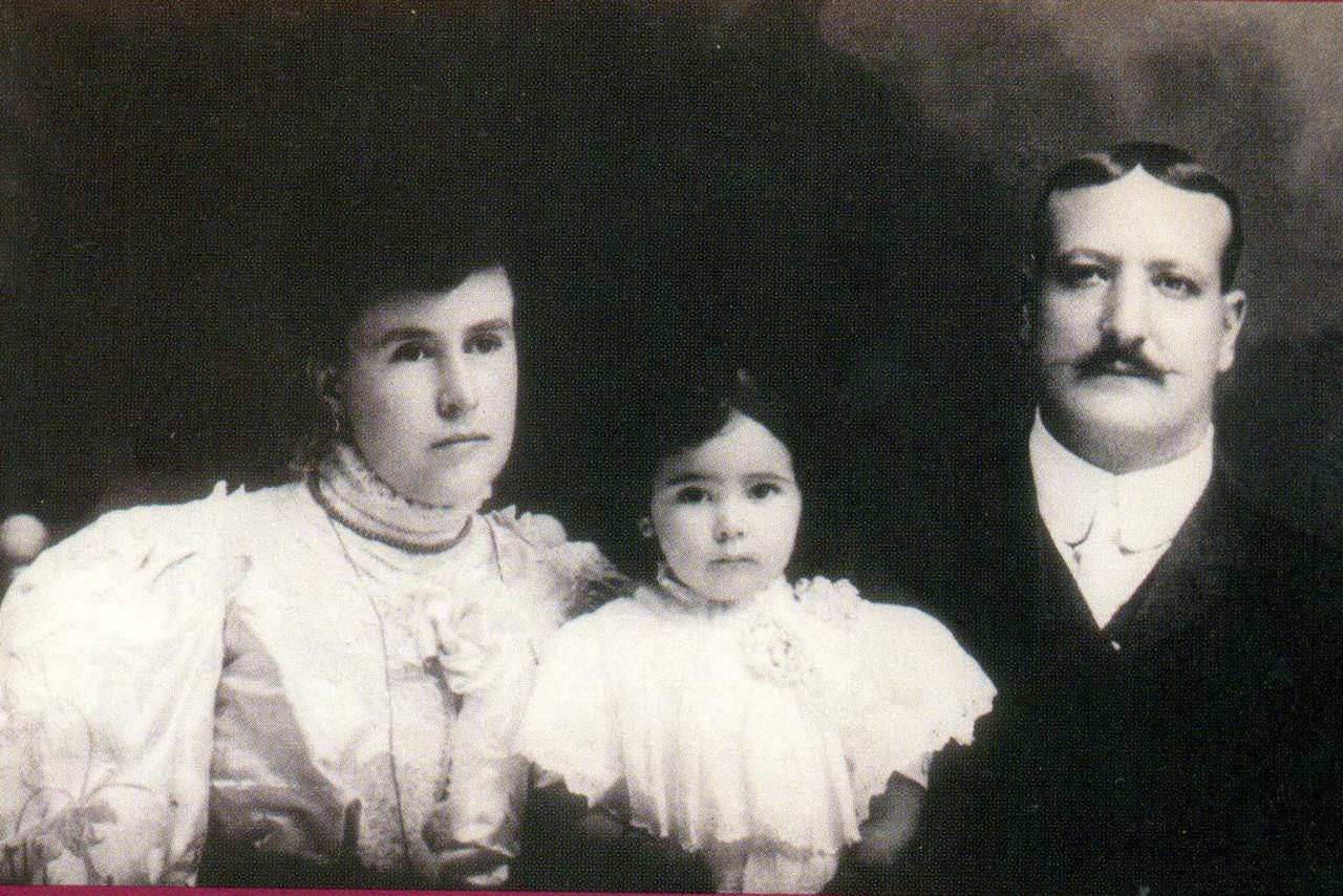 Antonia López Negrete de Asúnsolo y Jesús Asúnsolo, con su hija Dolores, en una foto de estudio en Durango a principios del siglo XX.