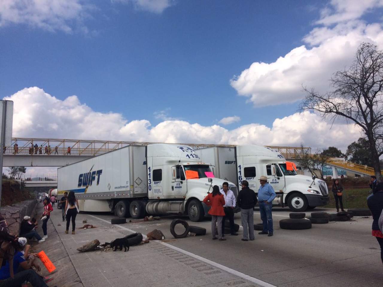 Los inconformes bloquearon en su totalidad la autopista México-Querétaro, lo que generó caos vehicular en ambos sentidos de la vialidad de cuota. (TWITTER)