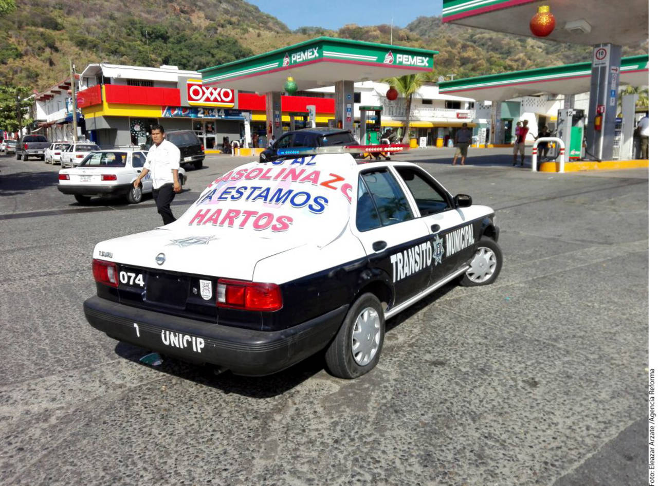 Hartos. Manifestantes colocaron esta manta a una patrulla de Zihuatanejo, Guerrero.