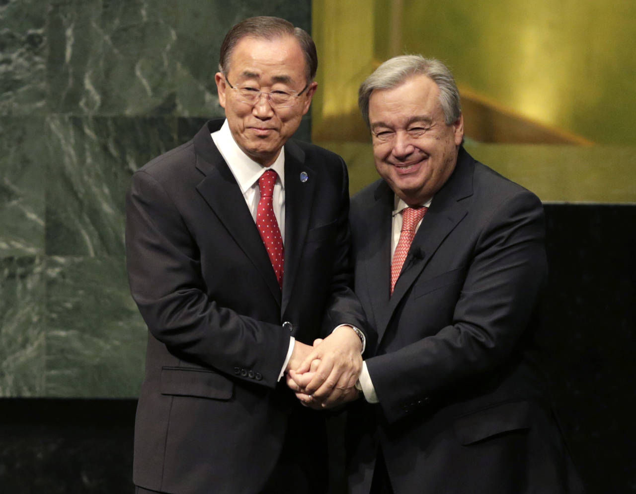 Relevo. El exprimer ministro de Portugal Antonio Guterres (der.) tomó el lugar del coreano Ban Ki-moon.