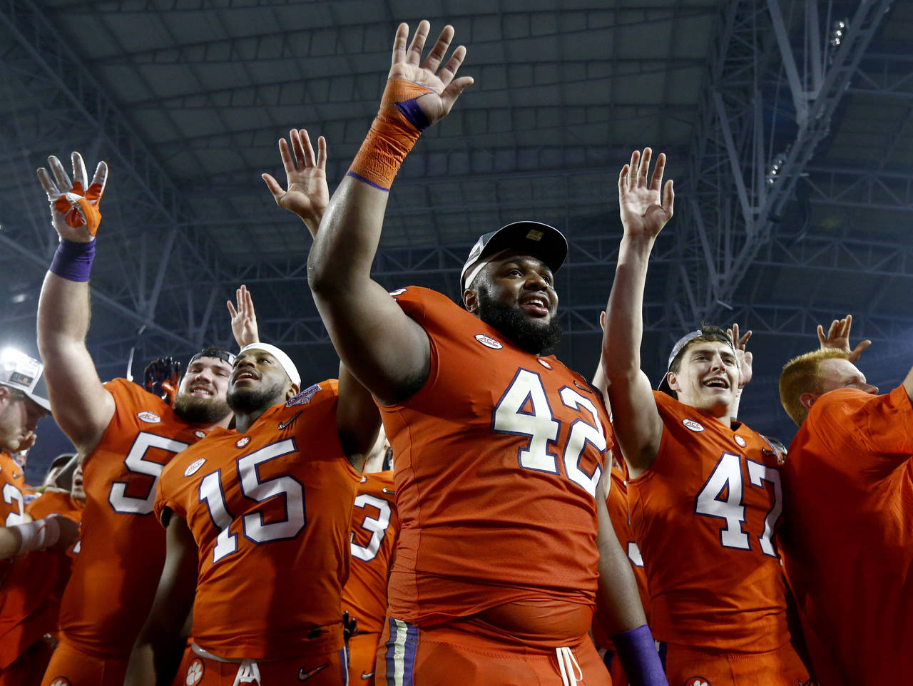 Jugadores de Clemson celebran su triunfo en el Fiesta Bowl. Alabama y Clemson volverán a verse por el campeonato