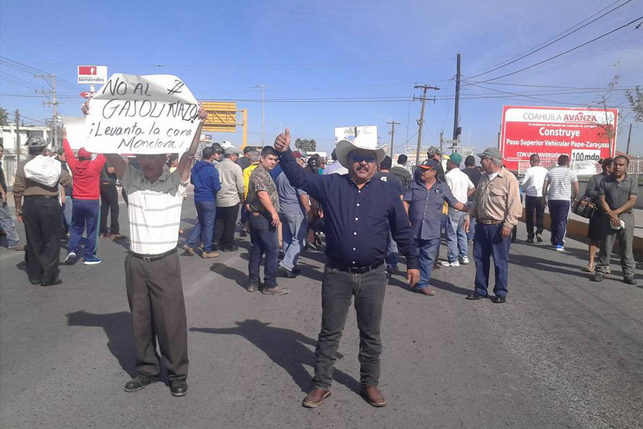 Rechazo. Decenas de ciudadanos de Monclova salieron a protestar por el aumento al precio de la gasolina y en contra de EPN. (EL SIGLO DE TORREÓN)