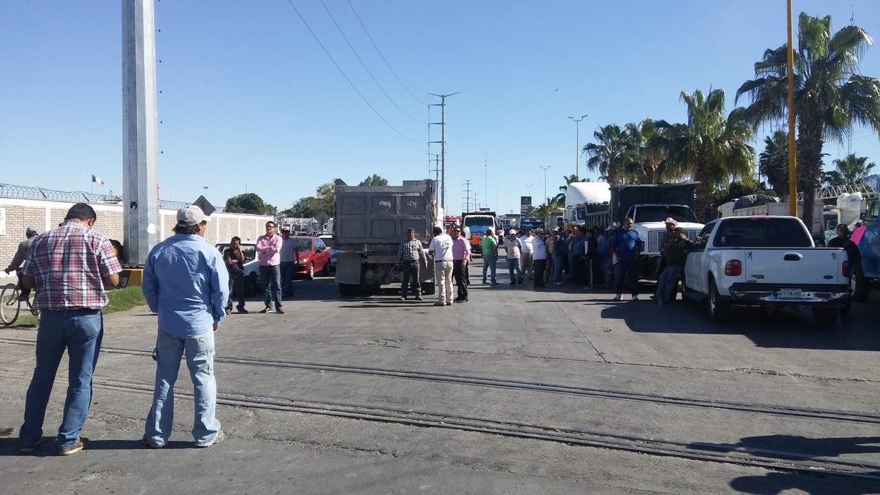Se presentaron alrededor de 700 personas y 400 unidades diversas, quienes cerraron totalmente el acceso de la calzada Carlos Herrera Araluce. (EL SIGLO DE TORREÓN) 
