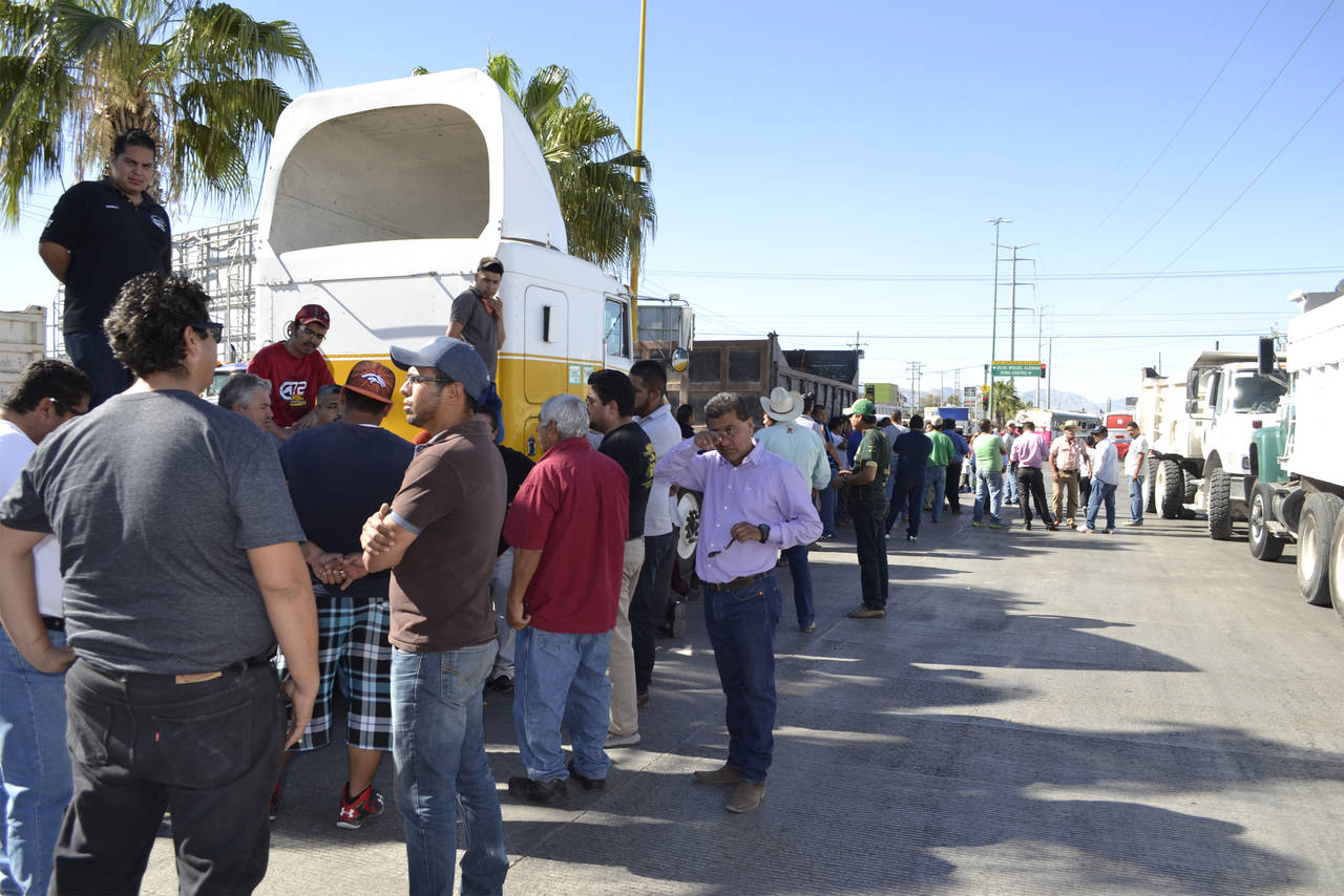 Reacción. Transportistas y organizaciones como la Cocopo, cierran el acceso a planta de Pemex en Gómez Palacio. (CLAUDIA LANDEROS)