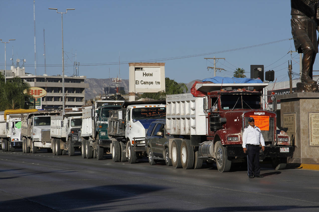 Marchan. Alrededor de 400 transportistas marcharon por el bulevar Miguel Alemán de Lerdo, Durango, hasta Torreón, Coahuila. 
