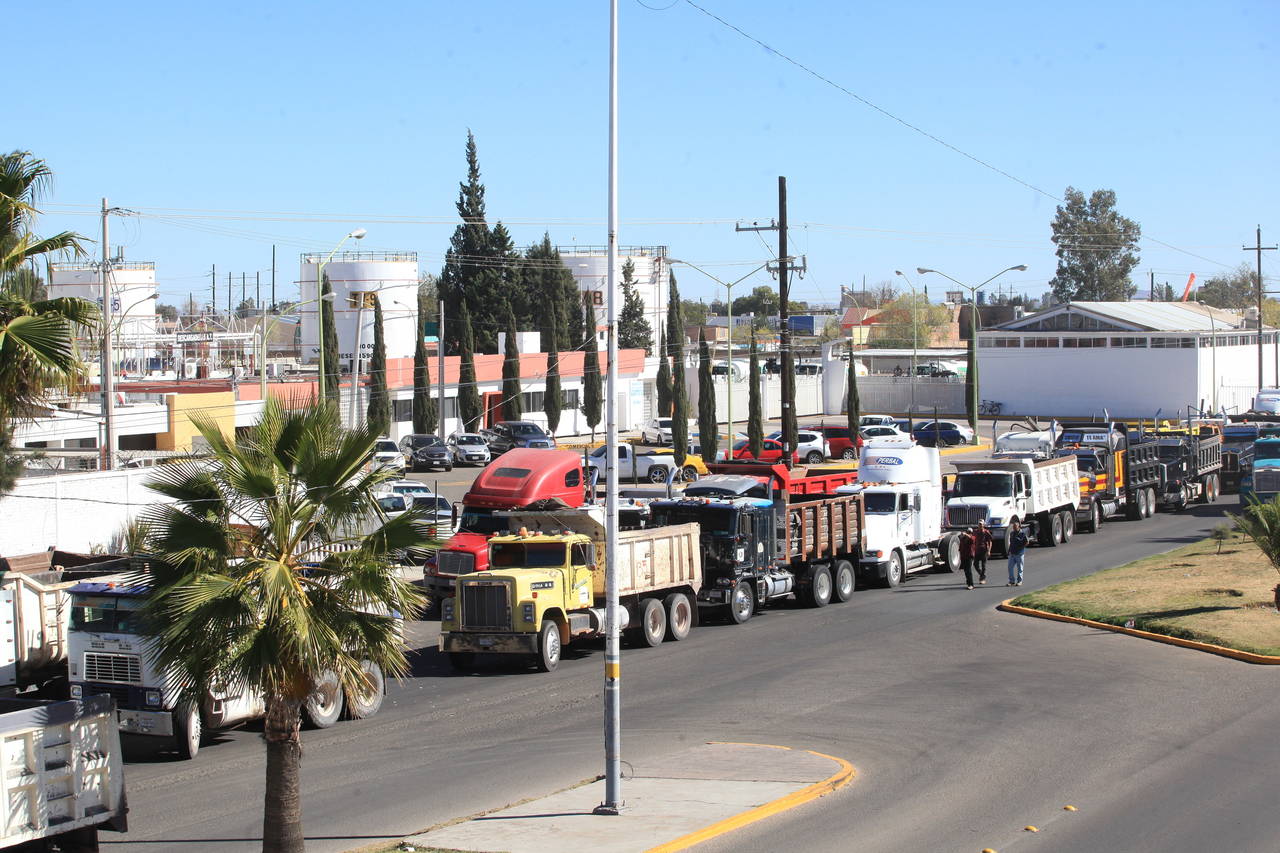 Sin paso. Los transportistas impidieron el acceso y salida de vehículos de la TAR de Pemex.