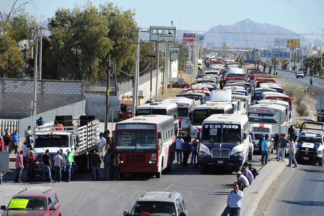 Caos por protesta. Cientos de unidades de transporte desquiciaron ayer el tránsito vehicular en el Periférico Raúl López Sánchez de Torreón debido a la protesta que realizaron frente al edificio del Servicio de Administración Tributaria (SAT). (Ramón Sotomayor)