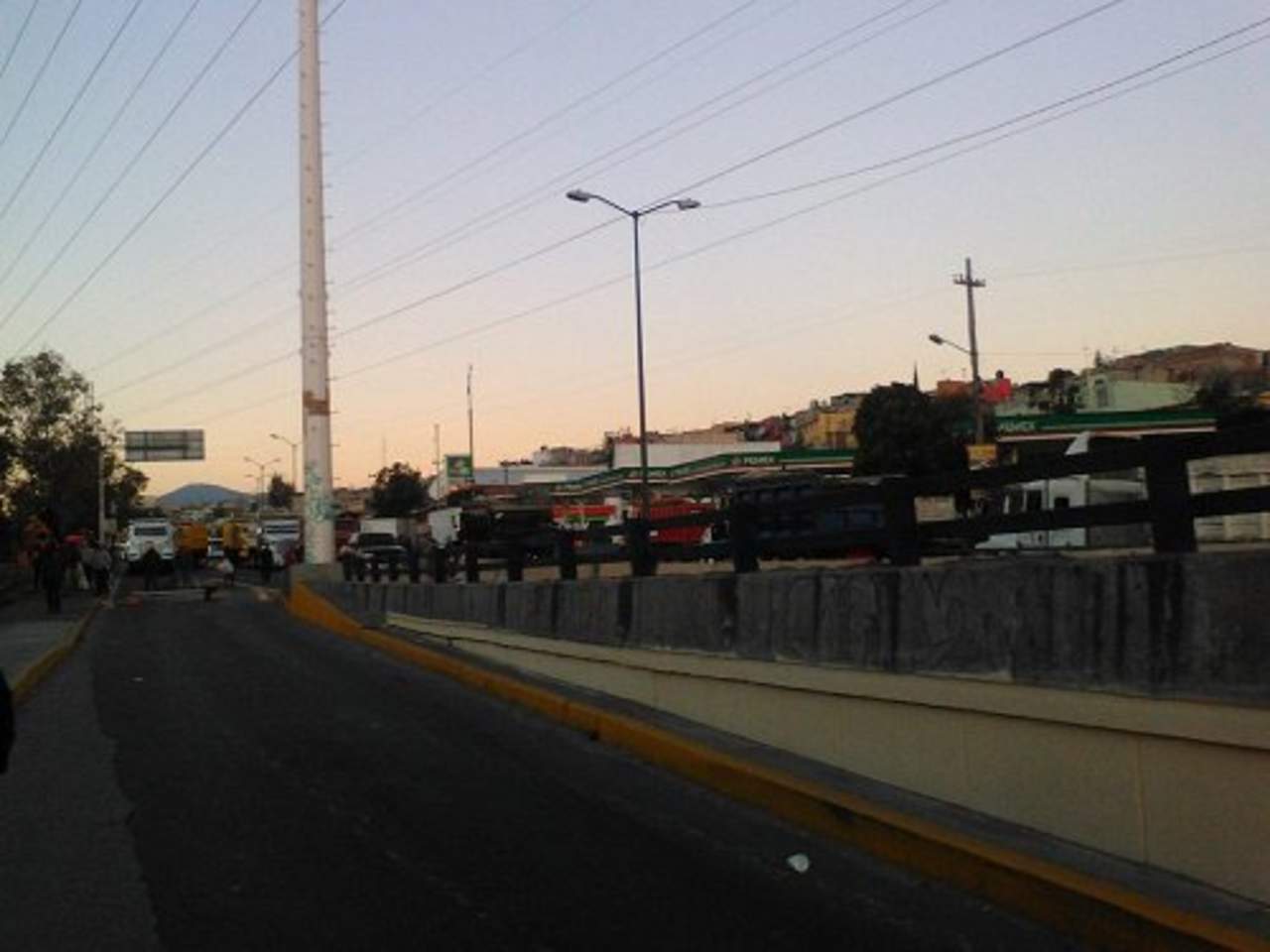 En la avenida Luis Donaldo Colosio, donde inicia la carretera Naucalpan-Toluca, un grupo de camioneros y pobladores mantenía un bloqueo, junto a las colonias Loma Linda y San Agustín, el cual cumplirá 24 horas. (TWITTER) 

