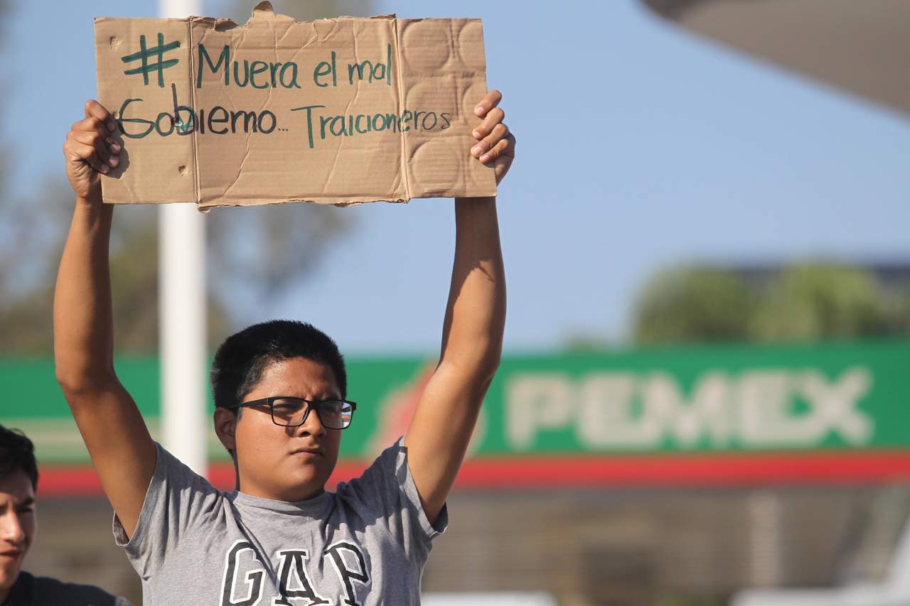 Las organizaciones Somos Más y México Suma manifiestan su su rechazo al alza en los precios de la gasolinas en distintas estaciones que abarcan las delegaciones Coyoacán, Benito Juárez y Cuauhtémoc. (ARCHIVO) 