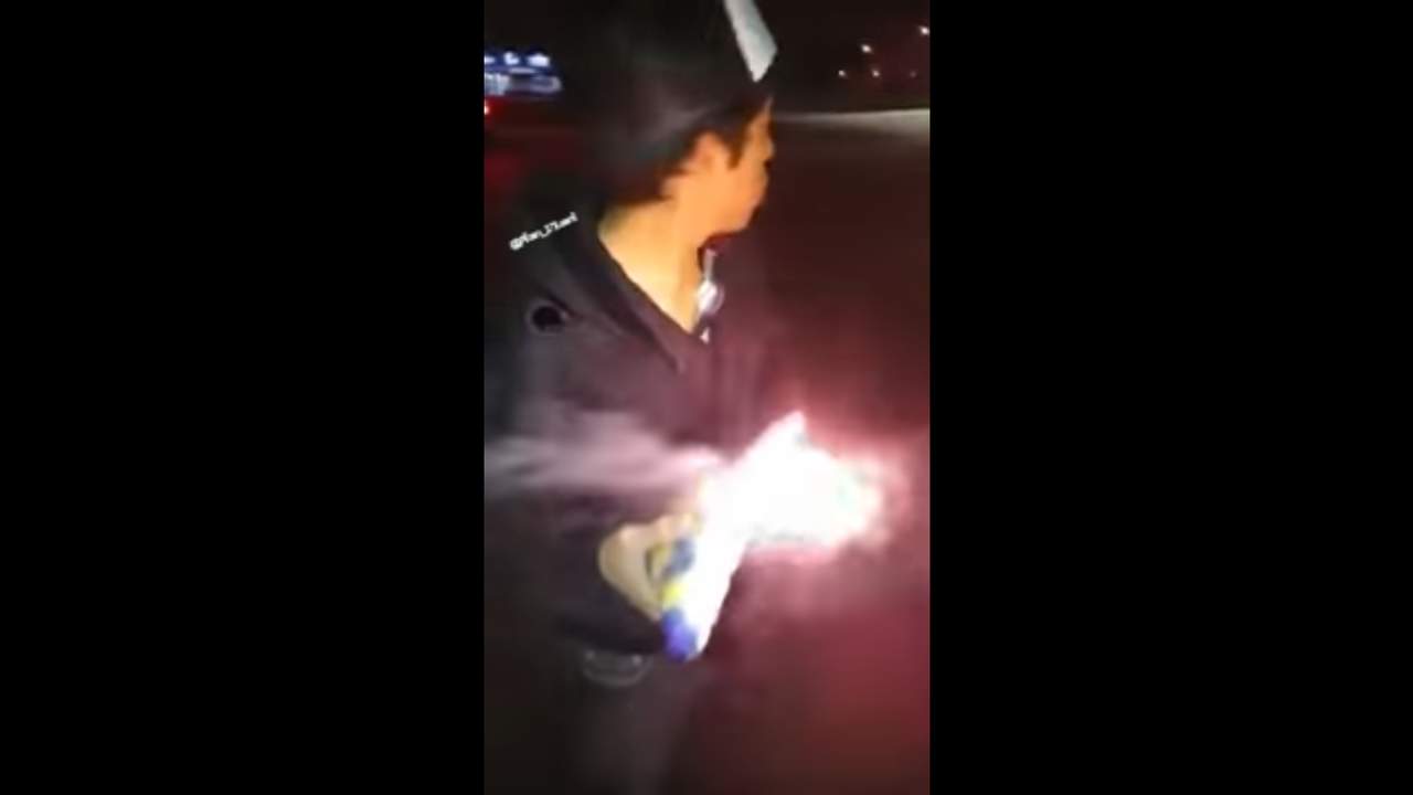 En la grabación puede verse a un joven, el cual sostiene un explosivo, conocido como paloma, y una cerveza. (ESPECIAL)