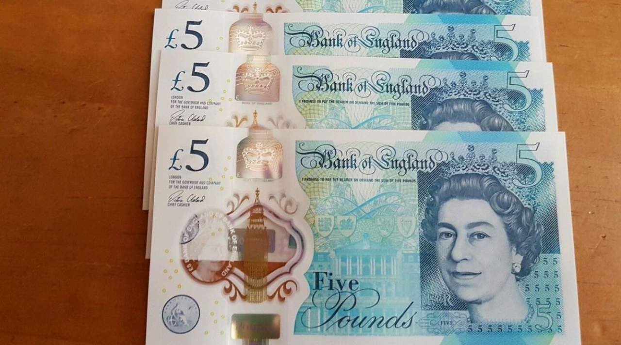 En teoría, en Reino Unido es ilegal escribir o dibujar sobre los billetes. (INTERNET)