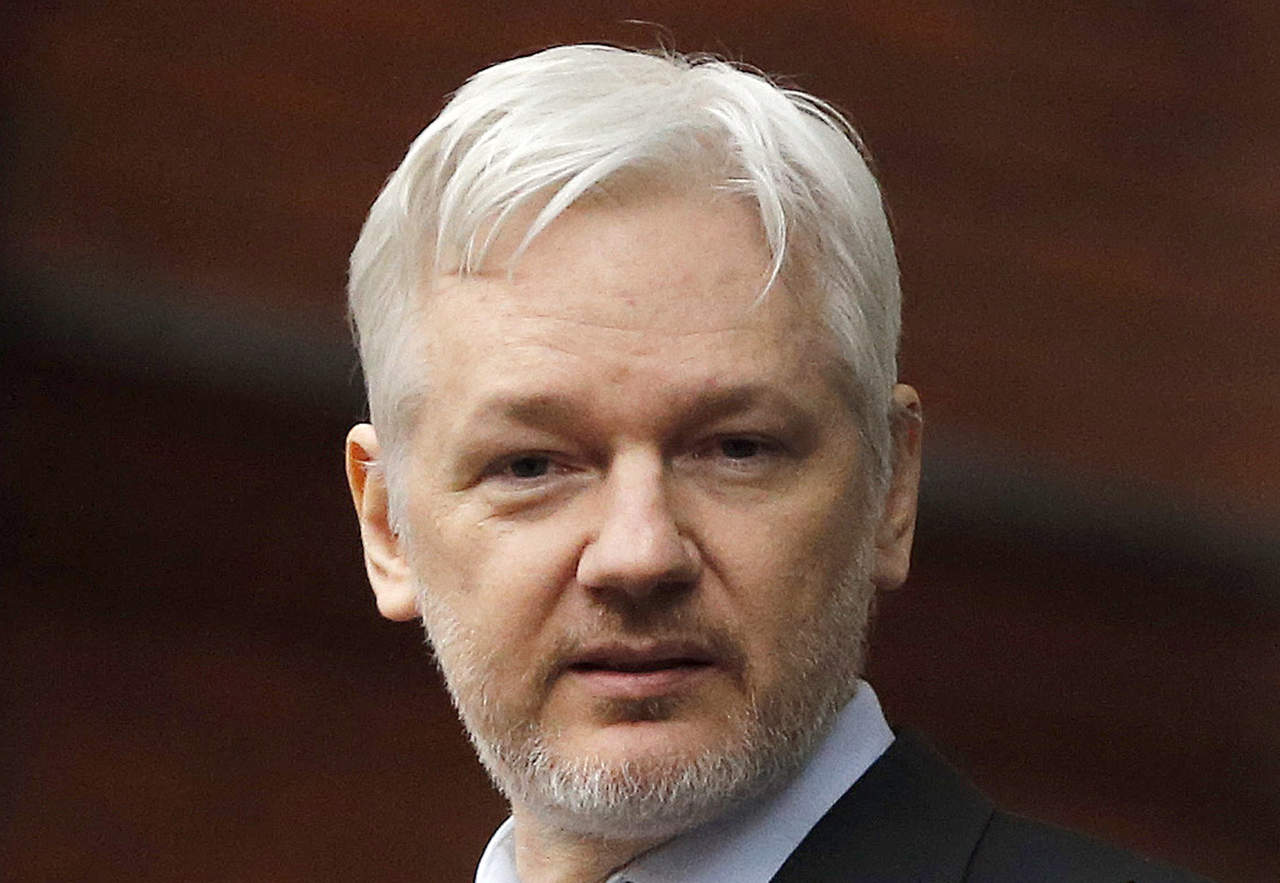 Assange dijo que es imposible saber si las filtraciones alteraron el desenlace de la elección. (ARCHIVO)