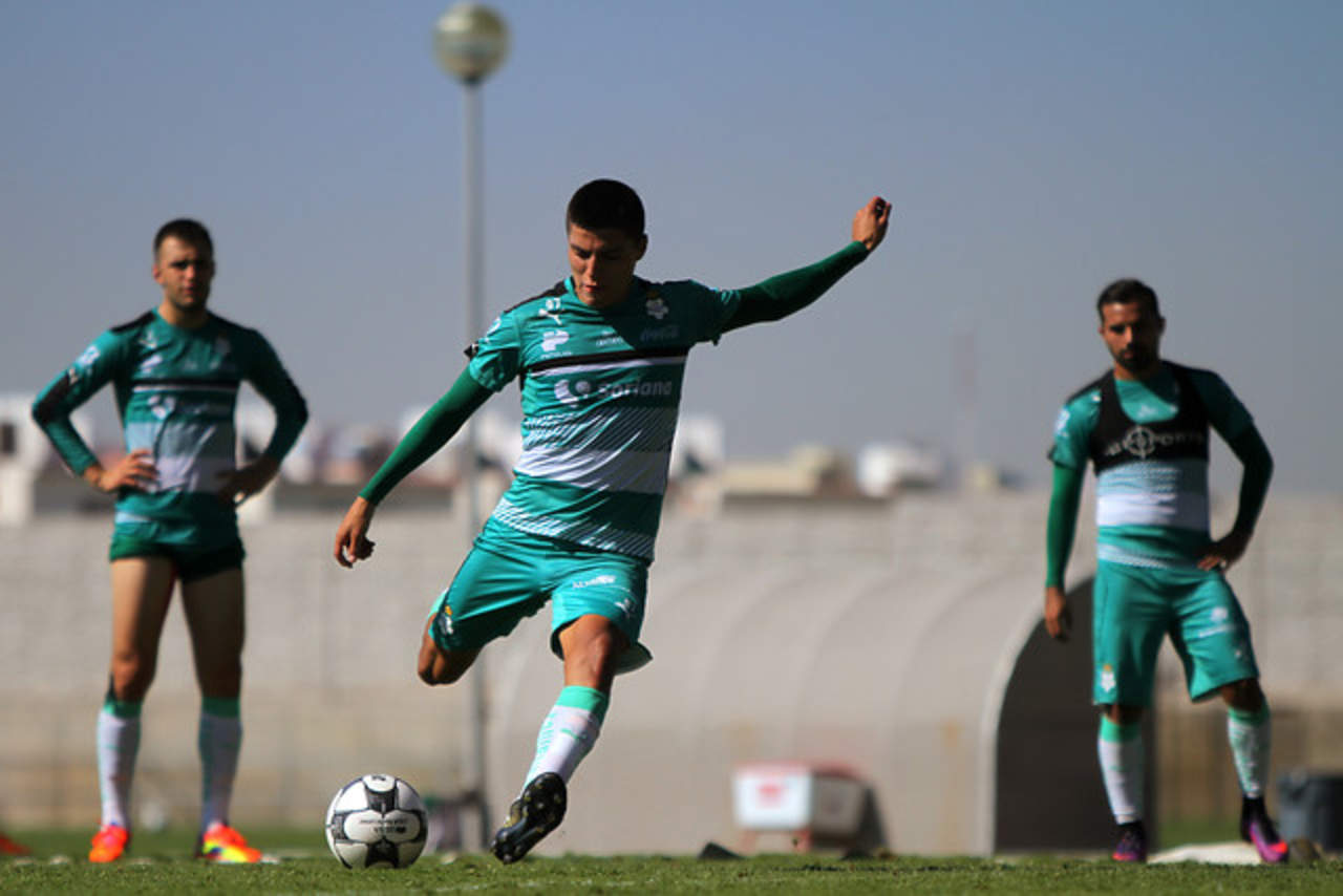 El juvenil Ronaldo Cisneros es uno de los 26 convocados al representativo mexicano. (ARCHIVO)