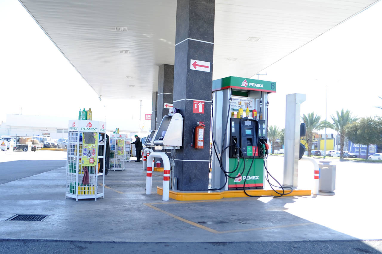 Pendiente. Las gasolineras acusan a Pemex de no surtirles lo necesario para abastecer a los clientes. (Ramón Sotomayor)