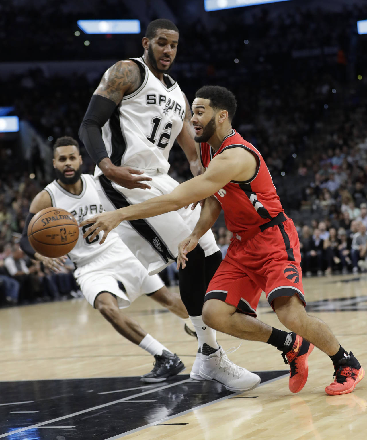 Los Spurs obtuvieron una ventaja de 26-10 en los primeros ocho minutos de acción, y los Raptors nunca se recuperaron. Los Spurs limitan a los Raptors 