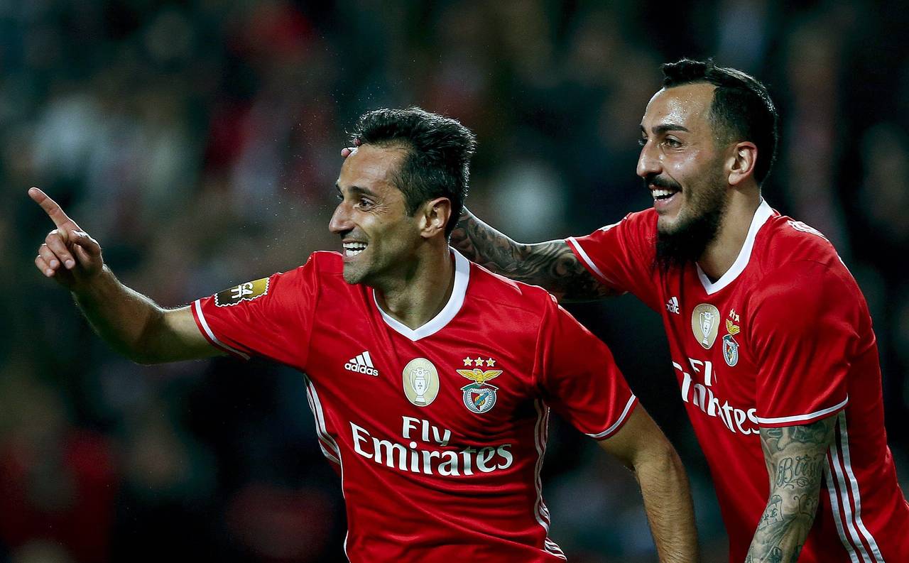 Jonas (i) de Benfica celebra su gol ante Vizela con su compañero Mitroglou, durante un partido de la Copa Portuguesa. (EFE)   