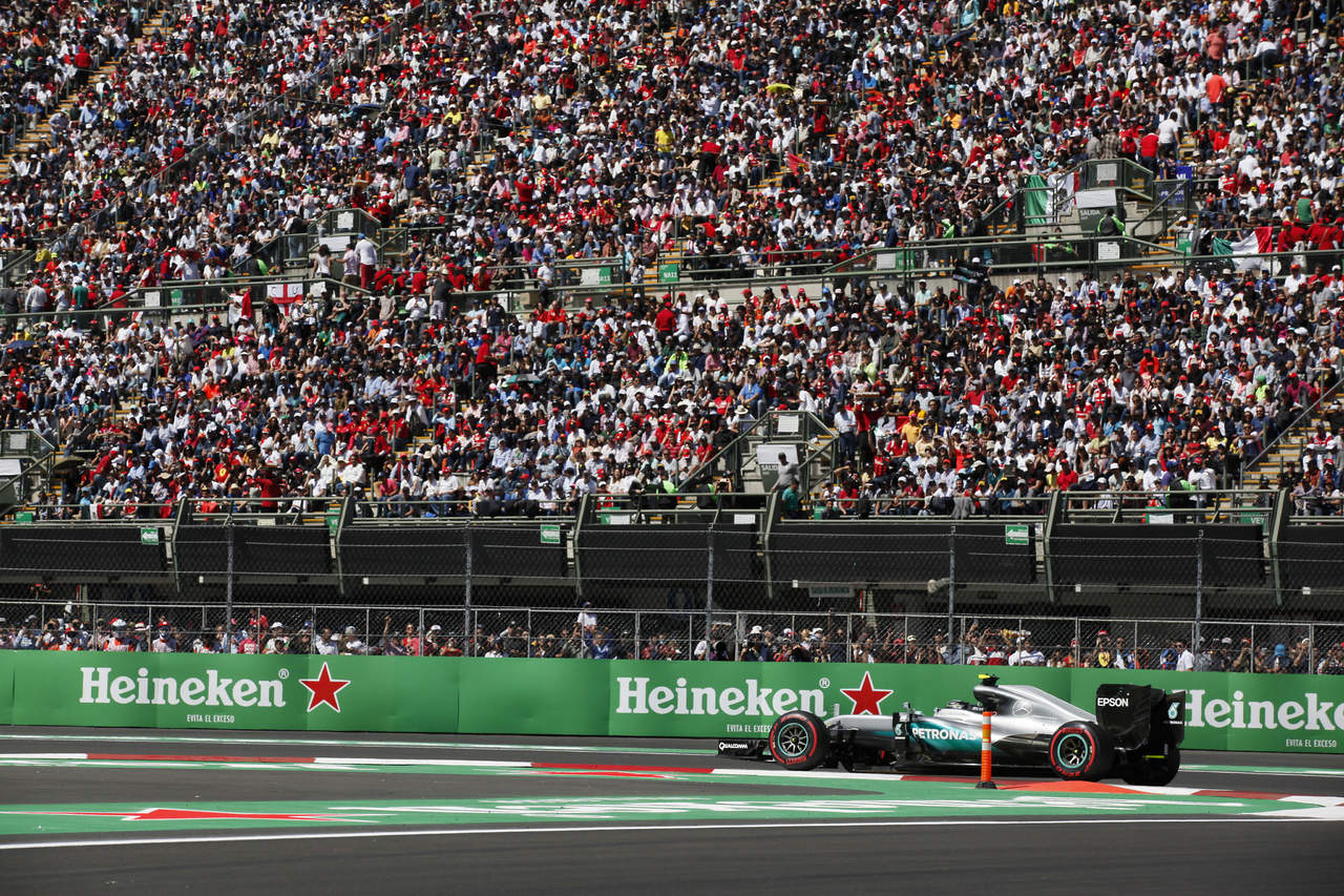 Aquel festejo en el podio del Foro Sol, en carrera celebrada en el Autódromo “Hermanos Rodríguez”, con miles de aficionados coreando su nombre mientras festejaba su triunfo, forma parte de uno de los recuerdos más atesorados del actual campeón mundial de la Fórmula 1.