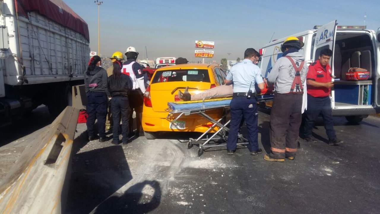  El percance provocó caos vial por cerca de una hora en los carriles que van de Torreón a Gómez Palacio.  (EL SIGLO DE TORREÓN) 