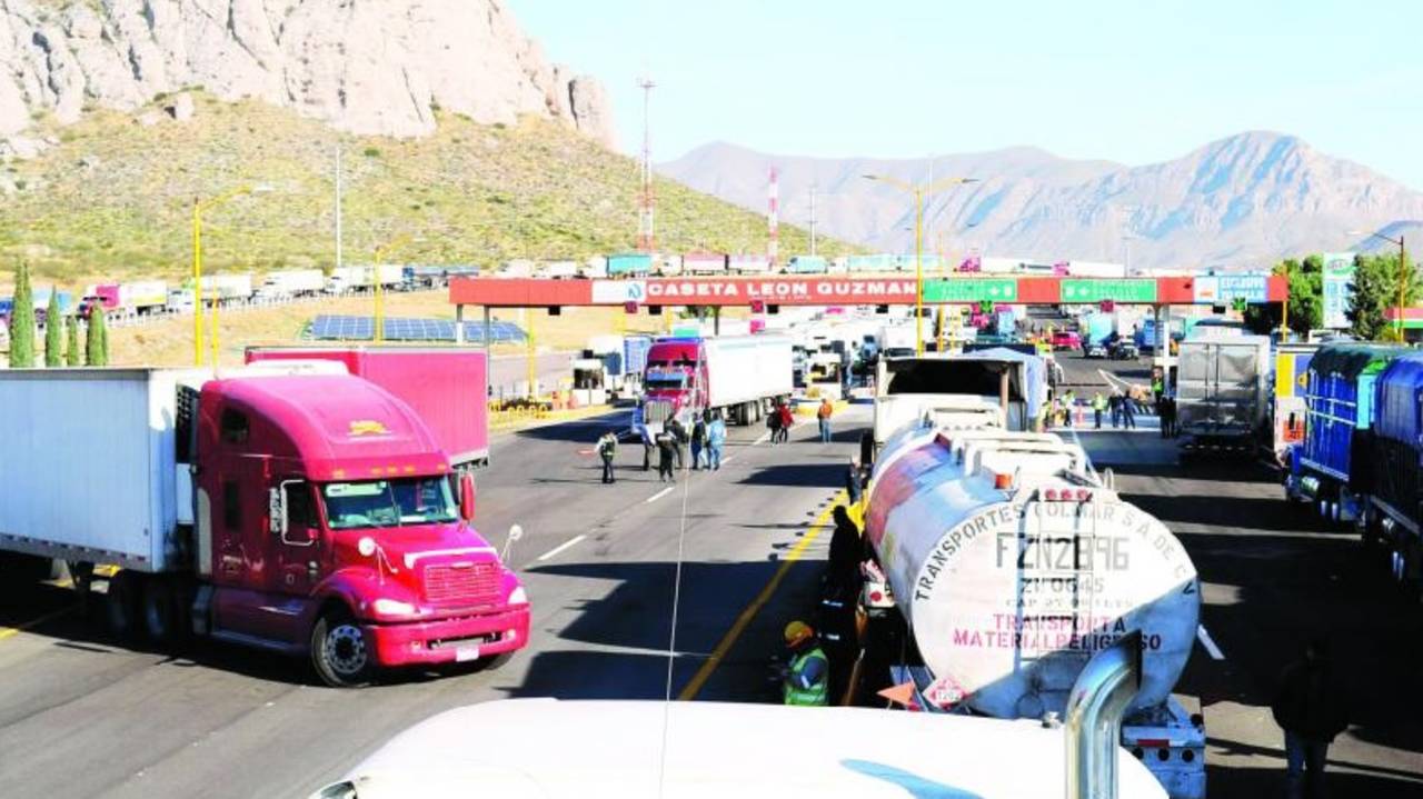 Impacto. El bloqueo de la caseta de cobro de León Guzmán derivó en la acumulación de centenas de vehículos de carga pesada.